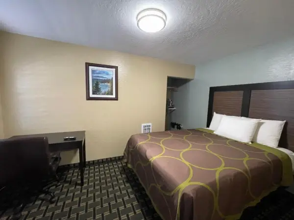 Pinewood Inn 8