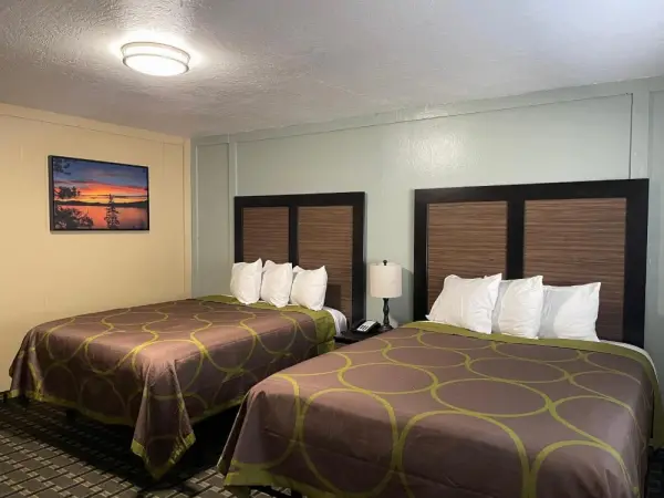 Pinewood Inn 9